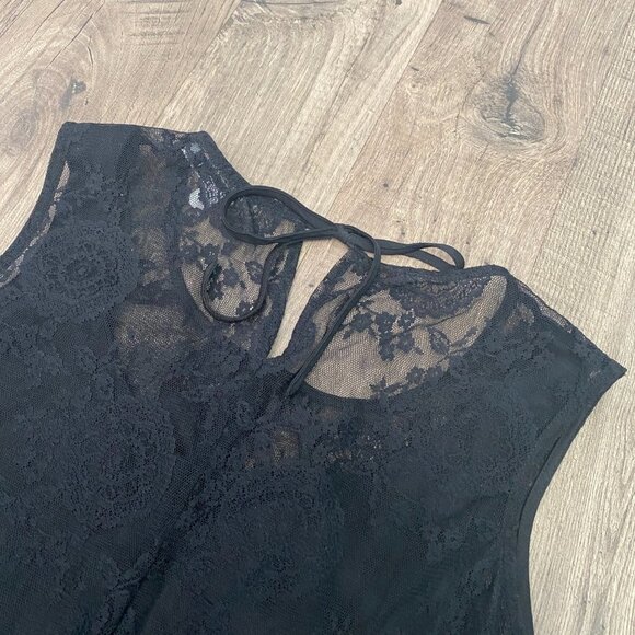 CAbi Women's Black Lace Sleeveless Blouse With Keyhole/Tie Back Size XS - Picture 7 of 7